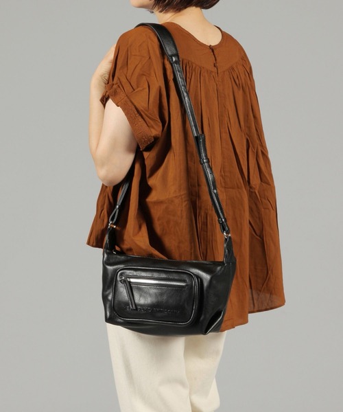 studio CLIP（スタディオクリップ）の「フロントポケットショルダーバッグ（ショルダーバッグ・レディース・ブラック/アイボリー/ブラウン・FREE）」の4枚目の写真