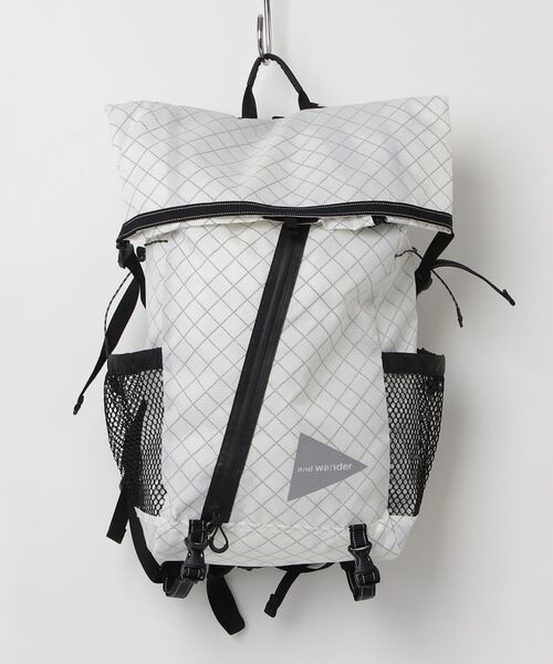 and wander（アンドワンダー）の「and wander/アンドワンダー  ECOPAK 18L backpack（バックパック/リュック・メンズ・ブラック/ホワイト系2・F）」の2枚目の写真