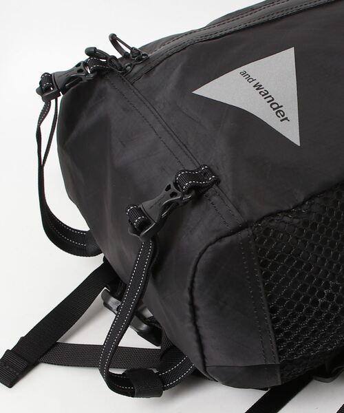 and wander（アンドワンダー）の「and wander/アンドワンダー  ECOPAK 18L backpack（バックパック/リュック・メンズ・ブラック/ホワイト系2・F）」の4枚目の写真