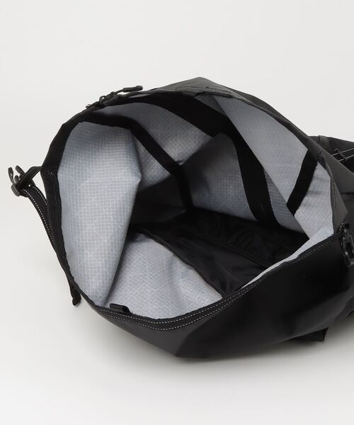 and wander（アンドワンダー）の「and wander/アンドワンダー  ECOPAK 18L backpack（バックパック/リュック・メンズ・ブラック/ホワイト系2・F）」の5枚目の写真
