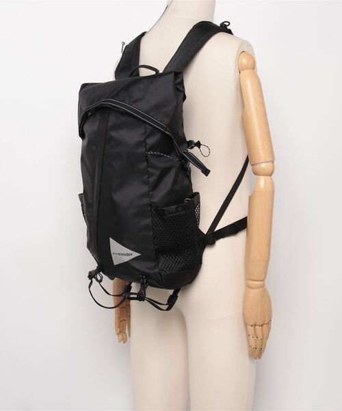 and wander（アンドワンダー）の「and wander/アンドワンダー  ECOPAK 18L backpack（バックパック/リュック・メンズ・ブラック/ホワイト系2・F）」の6枚目の写真