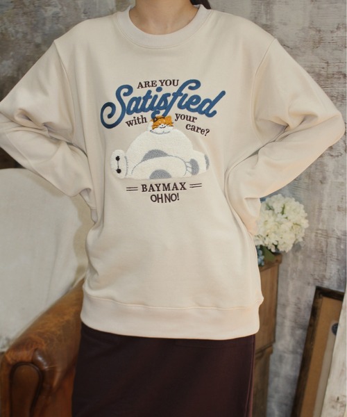 Disney(ディズニー)の「【DISNEY/ディズニー】ミッキーマウス・ベイマックス 裏毛サガラ刺繍スウェット(BOXシルエット)(スウェット・レディース・ダークグレー/ダークグリーン/オレンジ/ベージュ・LARGE/MEDIUM)」の2枚目の写真