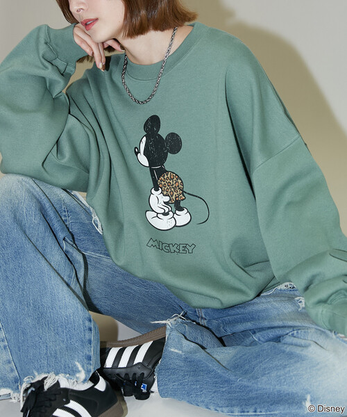Disney(ディズニー)の「PUBLUX/パブリュクス 別注 MICKEY MOUCE GRAPHIC SWEAT/ミッキーマウスプリントスウェット(限定展開)(スウェット・メンズ・オリーブ/ライトグレー/チャコールグレー・LARGE/MEDIUM/SMALL)」の4枚目の写真