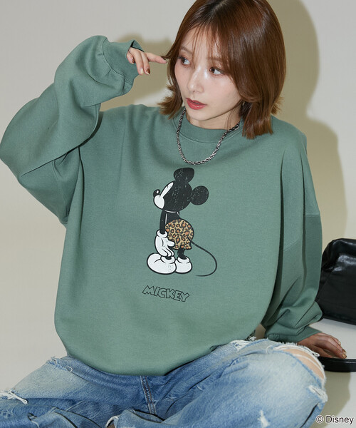 Disney(ディズニー)の「PUBLUX/パブリュクス 別注 MICKEY MOUCE GRAPHIC SWEAT/ミッキーマウスプリントスウェット(限定展開)(スウェット・メンズ・オリーブ/ライトグレー/チャコールグレー・LARGE/MEDIUM/SMALL)」の5枚目の写真