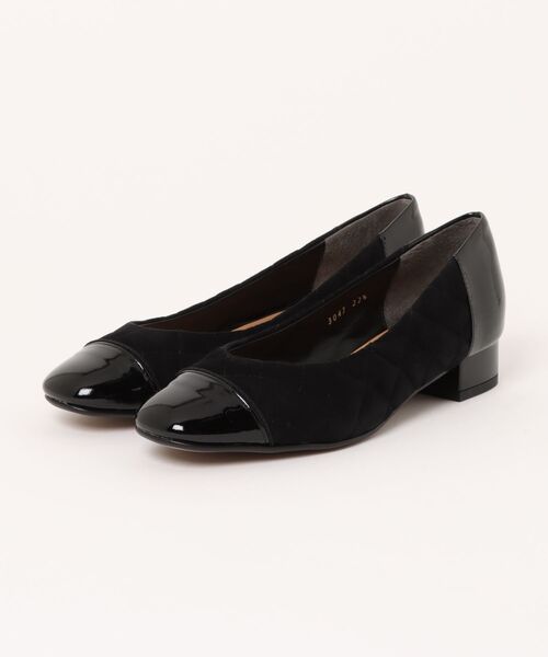 J&M Davidson(ジェイアンドエムデヴィッドソン)の「トゥーキャップキルティングパンプス(パンプス・レディース・ブラック/グレー・23.0cm/23.5cm/24.0cm/24.5cm/22.5cm)」の2枚目の写真