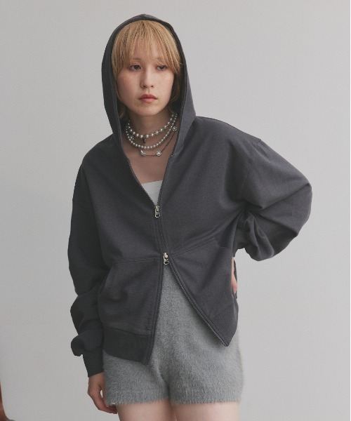 ad thie（アドティエ）の「ダブルジップ スウェットパーカー（パーカー・レディース・ブラウン/チャコール/ブラック/レッド/杢グレー/オートミール・MEDIUM/LARGE）」の4枚目の写真