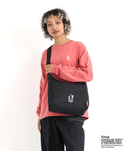 Manhattan Portage(マンハッタンポーテージ)の「BED-STUY SHOULDER BAG FLIGHT NYLON BACKING PEANUTS 25(ショルダーバッグ・レディース・ブラック・MEDIUM)」の4枚目の写真