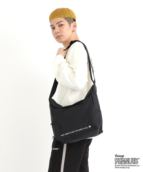 Manhattan Portage(マンハッタンポーテージ)の「BED-STUY SHOULDER BAG FLIGHT NYLON BACKING PEANUTS 25(ショルダーバッグ・レディース・ブラック・MEDIUM)」の2枚目の写真