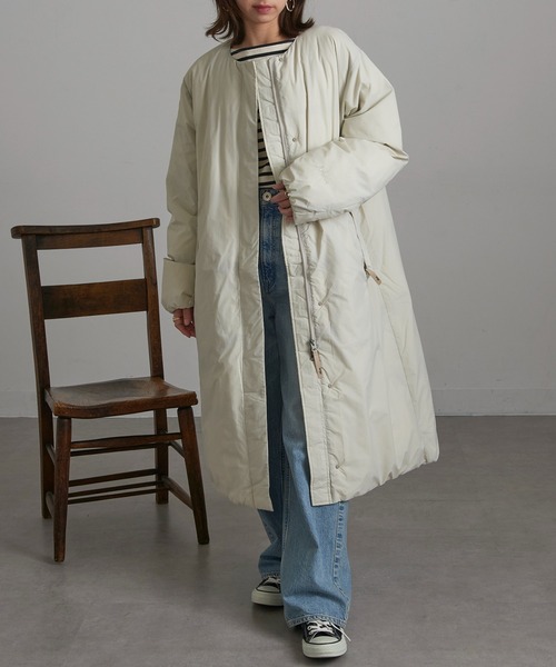 NANGA(ナンガ)の「【NANGA】NO COLLAR DOWN COAT ND2442-1C600(ダウンジャケット/コート・レディース・カーキ/アイボリー/ブラック・L/M/S)」の1枚目の写真