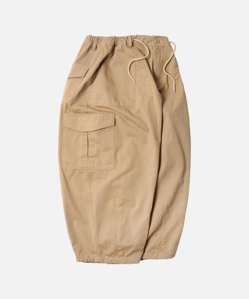 FRIZMWORKS(フリズムワークス)の「TWILL CARGO BALLOON PANTS _ BEIGE(スウェットパンツ・メンズ・その他・X-LARGE/SMALL/MEDIUM/LARGE)」の2枚目の写真