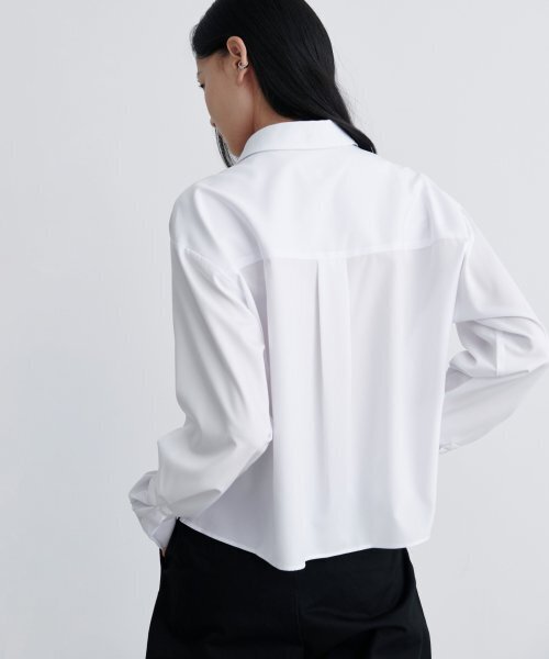 MUSINSA STANDARD WOMAN（ムシンサスタンダードウーマン）の「ウィメンズリラックスクロップシルキーシャツ[ホワイト]（シャツ/ブラウス・レディース・その他・SMALL/MEDIUM）」の2枚目の写真