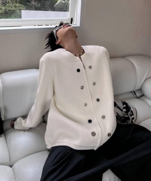 lilful(リルフル)の「【26年春夏新作】ノーカラージップニットカーディガン(カーディガン/ボレロ・メンズ・ブラック/アイボリー・F)」の9枚目の写真
