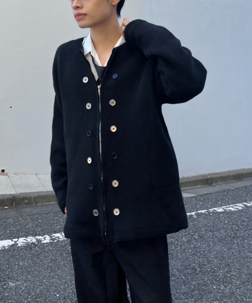 lilful(リルフル)の「【26年春夏新作】ノーカラージップニットカーディガン(カーディガン/ボレロ・メンズ・ブラック/アイボリー・F)」の15枚目の写真