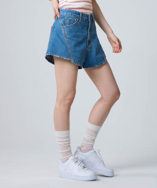 UNKNOWN PLANET(アンノウンプラネット)の「サイド切り替えミニデニムショーツブルー(その他パンツ・レディース・ブルー・SMALL/MEDIUM/LARGE)」の2枚目の写真