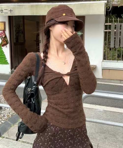 AsheKsha(アシクシャ)の「レースの縁取りが施されたツイストシルエットのトップス(ニット/セーター・レディース・ブラウン・M)」の1枚目の写真