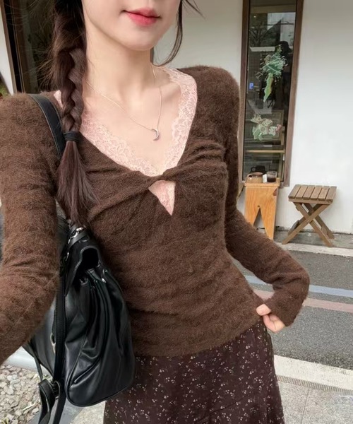 AsheKsha(アシクシャ)の「レースの縁取りが施されたツイストシルエットのトップス(ニット/セーター・レディース・ブラウン・M)」の3枚目の写真