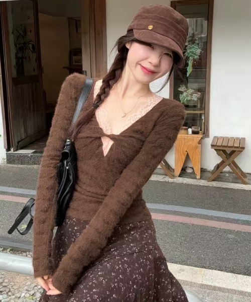 AsheKsha(アシクシャ)の「レースの縁取りが施されたツイストシルエットのトップス(ニット/セーター・レディース・ブラウン・M)」の4枚目の写真