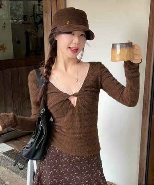 AsheKsha(アシクシャ)の「レースの縁取りが施されたツイストシルエットのトップス(ニット/セーター・レディース・ブラウン・M)」の5枚目の写真