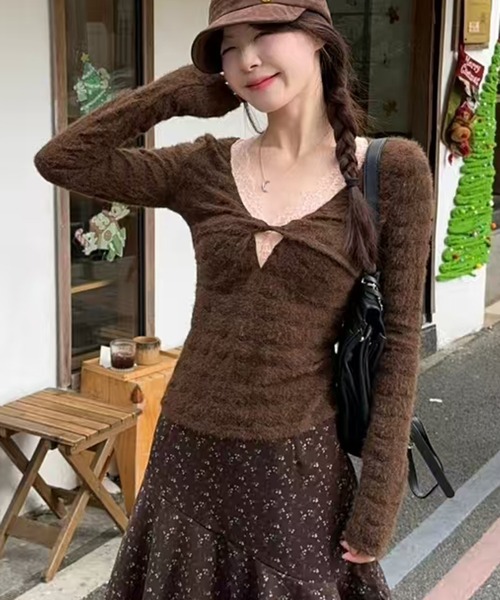 AsheKsha(アシクシャ)の「レースの縁取りが施されたツイストシルエットのトップス(ニット/セーター・レディース・ブラウン・M)」の7枚目の写真