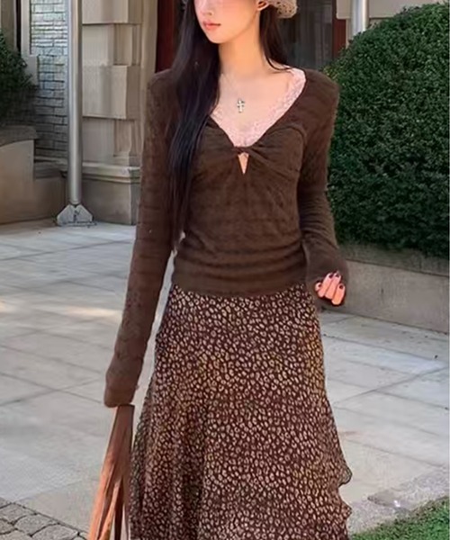 AsheKsha(アシクシャ)の「レースの縁取りが施されたツイストシルエットのトップス(ニット/セーター・レディース・ブラウン・M)」の10枚目の写真