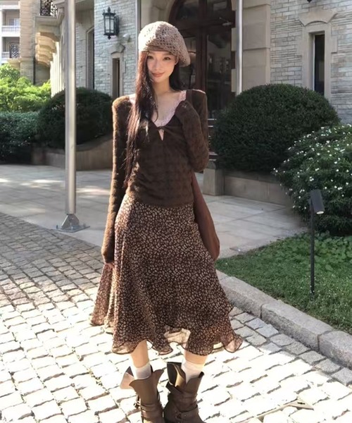 AsheKsha(アシクシャ)の「レースの縁取りが施されたツイストシルエットのトップス(ニット/セーター・レディース・ブラウン・M)」の11枚目の写真