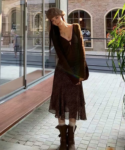 AsheKsha(アシクシャ)の「レースの縁取りが施されたツイストシルエットのトップス(ニット/セーター・レディース・ブラウン・M)」の13枚目の写真