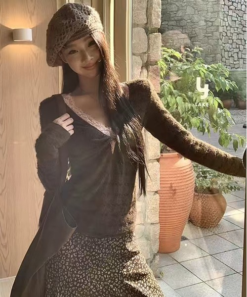 AsheKsha(アシクシャ)の「レースの縁取りが施されたツイストシルエットのトップス(ニット/セーター・レディース・ブラウン・M)」の14枚目の写真