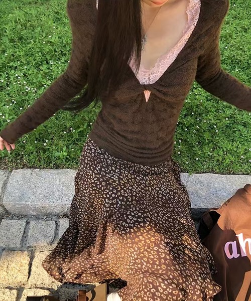 AsheKsha(アシクシャ)の「レースの縁取りが施されたツイストシルエットのトップス(ニット/セーター・レディース・ブラウン・M)」の15枚目の写真