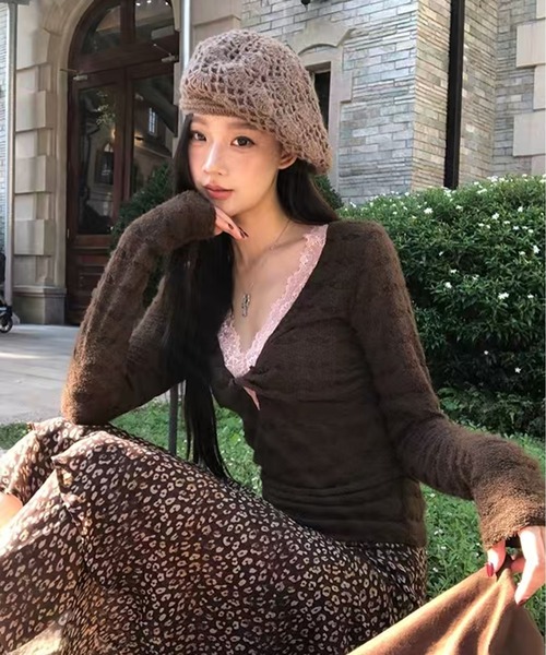 AsheKsha(アシクシャ)の「レースの縁取りが施されたツイストシルエットのトップス(ニット/セーター・レディース・ブラウン・M)」の17枚目の写真