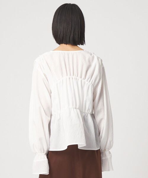 EMMEL REFINES（エメルリファインズ）の「＜EMMEL REFINES＞EM ストライプ ギャザー ブラウス（シャツ/ブラウス・レディース・ライラック/ライトブルー/ホワイト・FREE）」の4枚目の写真