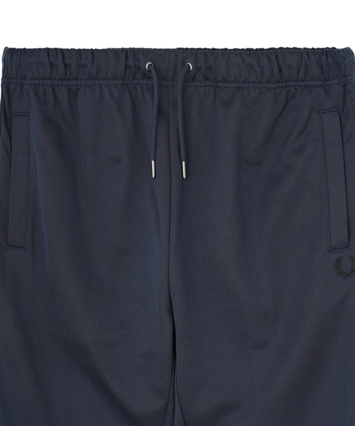 FRED PERRY(フレッドペリー)の「FRED PERRY TAPE DETAIL TRACK PANT T8522(その他パンツ・メンズ・ネイビー・L/M)」の2枚目の写真
