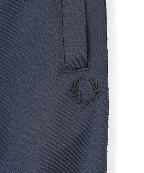 FRED PERRY(フレッドペリー)の「FRED PERRY TAPE DETAIL TRACK PANT T8522(その他パンツ・メンズ・ネイビー・L/M)」の4枚目の写真