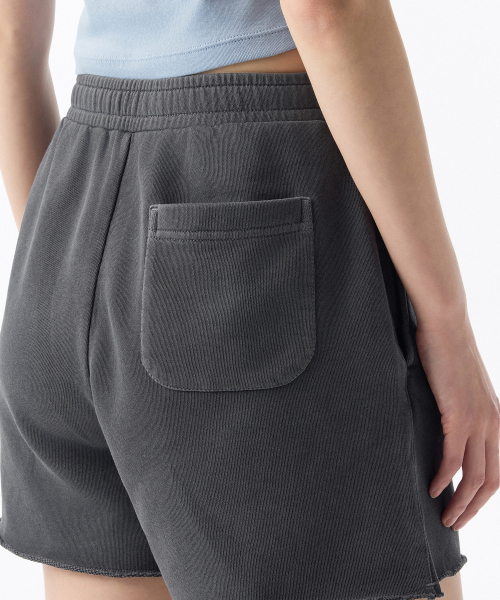 MUSINSA STANDARD WOMAN(ムシンサスタンダードウーマン)の「ウーマンズピグメントカットオフスウェットショーツ【チャコールグレー】(その他パンツ・レディース・その他・SMALL/MEDIUM/LARGE/X-SMALL)」の5枚目の写真