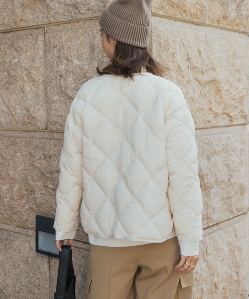 URBAN RESEARCH DOORS（アーバンリサーチドアーズ）の「ライトダウンキルトショートブルゾン（ダウンジャケット/コート・レディース・カーキ/アイボリー/チャコールグレー・MEDIUM）」の5枚目の写真