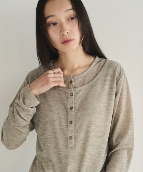 SOYEN(ソイエン)の「フェイクレイヤードシアーヘンリーネックロンT(Tシャツ/カットソー・レディース・杢グレー/ブラウン・F)」の2枚目の写真