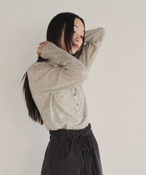 SOYEN(ソイエン)の「フェイクレイヤードシアーヘンリーネックロンT(Tシャツ/カットソー・レディース・杢グレー/ブラウン・F)」の4枚目の写真