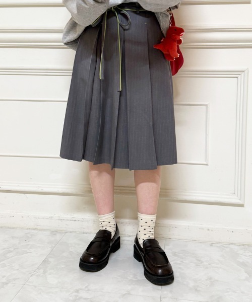 DOUBLE NAME（ダブルネーム）の「ピンストライプ ミドルプリーツスカート（スカート・レディース・グレー/ベージュ・FREE）」の6枚目の写真