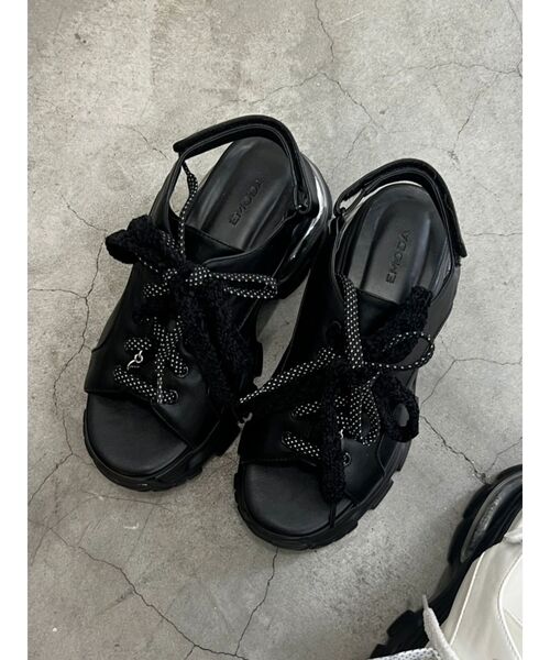 EMODA（エモダ）の「オーバーテープスニーカー（スニーカー・レディース・ブラック/ホワイト・LARGE/MEDIUM/SMALL）」の2枚目の写真