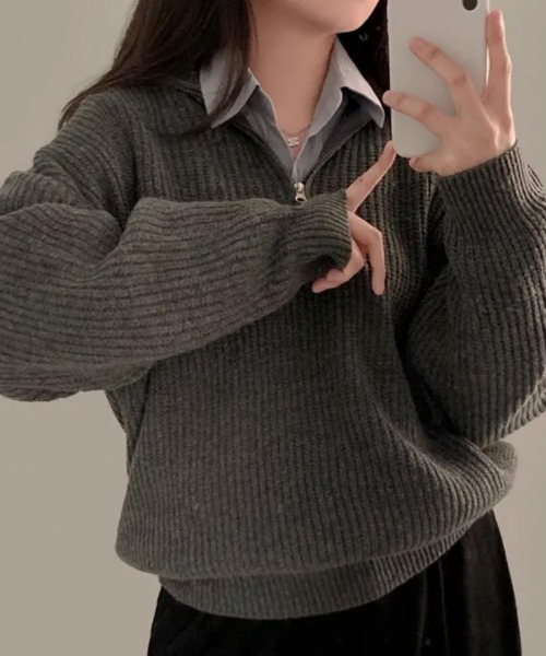 Emilie(エミリー)の「ハーフジップ ハイネックニット プルオーバー(ニット/セーター・レディース・ネイビー/チャコールグレー/クリーム/キャメル/ピンク・FREE)」の2枚目の写真