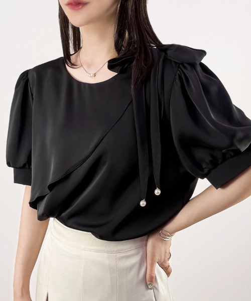 CLOTHY（クロシィ）の「【オンオフ兼用で、通勤コーデが格上げ♪】アシメリボン半袖ブラウス（シャツ/ブラウス・レディース・アイボリー/ブルー/ブラック・FREE）」の2枚目の写真