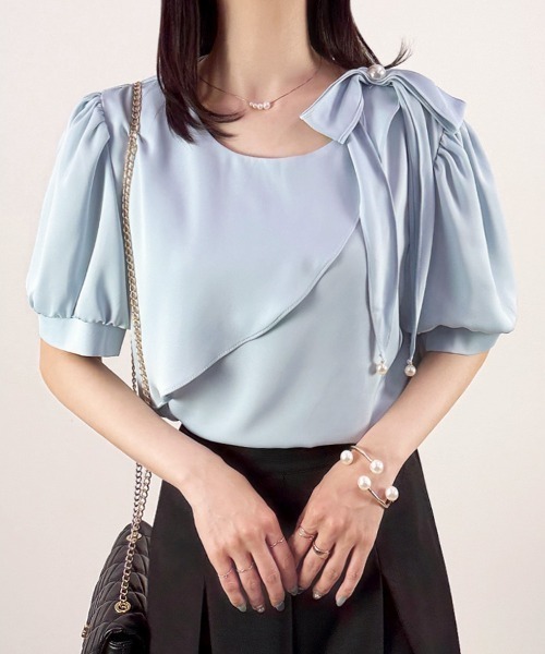 CLOTHY（クロシィ）の「【オンオフ兼用で、通勤コーデが格上げ♪】アシメリボン半袖ブラウス（シャツ/ブラウス・レディース・アイボリー/ブルー/ブラック・FREE）」の5枚目の写真