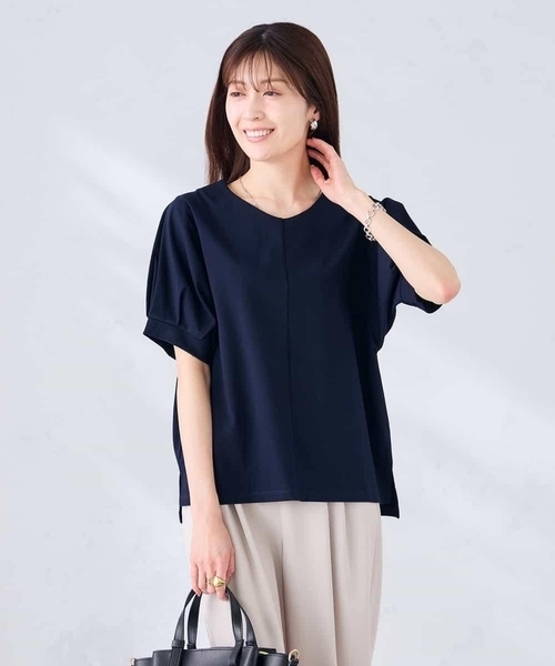 a.v.v(アーヴェヴェ)の「【接触冷感/UVカット】タックスリーブVネックカットソー(Tシャツ/カットソー・レディース・レッド/ネイビー/アイボリー・36/38/40)」の3枚目の写真