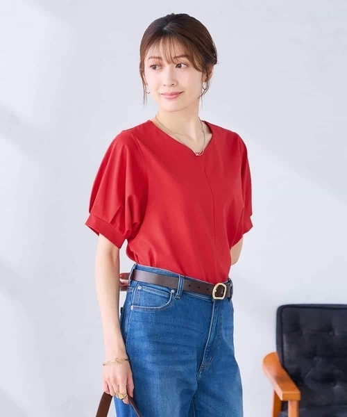 a.v.v(アーヴェヴェ)の「【接触冷感/UVカット】タックスリーブVネックカットソー(Tシャツ/カットソー・レディース・レッド/ネイビー/アイボリー・36/38/40)」の1枚目の写真