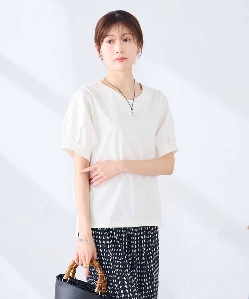 a.v.v(アーヴェヴェ)の「【接触冷感/UVカット】タックスリーブVネックカットソー(Tシャツ/カットソー・レディース・レッド/ネイビー/アイボリー・36/38/40)」の2枚目の写真