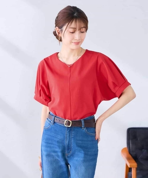 a.v.v(アーヴェヴェ)の「【接触冷感/UVカット】タックスリーブVネックカットソー(Tシャツ/カットソー・レディース・レッド/ネイビー/アイボリー・36/38/40)」の4枚目の写真