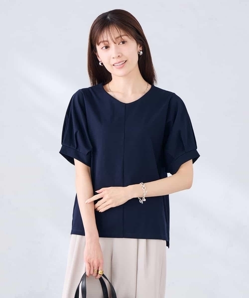 a.v.v(アーヴェヴェ)の「【接触冷感/UVカット】タックスリーブVネックカットソー(Tシャツ/カットソー・レディース・レッド/ネイビー/アイボリー・36/38/40)」の5枚目の写真