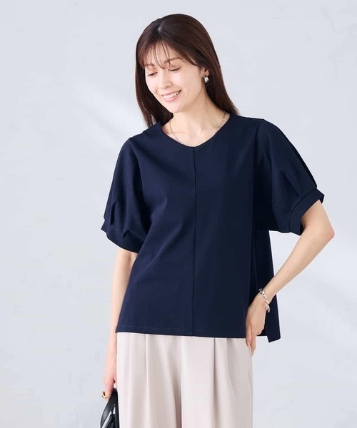 a.v.v(アーヴェヴェ)の「【接触冷感/UVカット】タックスリーブVネックカットソー(Tシャツ/カットソー・レディース・レッド/ネイビー/アイボリー・36/38/40)」の6枚目の写真