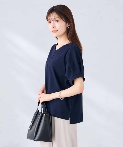 a.v.v(アーヴェヴェ)の「【接触冷感/UVカット】タックスリーブVネックカットソー(Tシャツ/カットソー・レディース・レッド/ネイビー/アイボリー・36/38/40)」の7枚目の写真