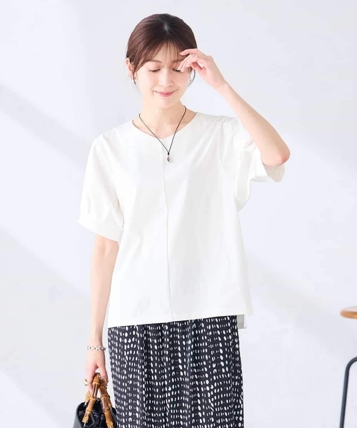 a.v.v(アーヴェヴェ)の「【接触冷感/UVカット】タックスリーブVネックカットソー(Tシャツ/カットソー・レディース・レッド/ネイビー/アイボリー・36/38/40)」の12枚目の写真