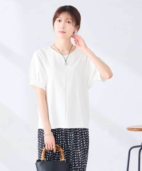a.v.v(アーヴェヴェ)の「【接触冷感/UVカット】タックスリーブVネックカットソー(Tシャツ/カットソー・レディース・レッド/ネイビー/アイボリー・36/38/40)」の13枚目の写真